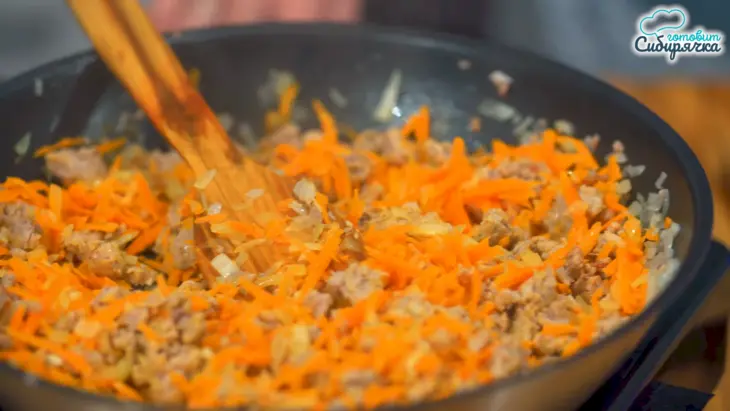 Пирожки с капустой и мясным фаршем из дрожжевого теста в духовке: шаг 5