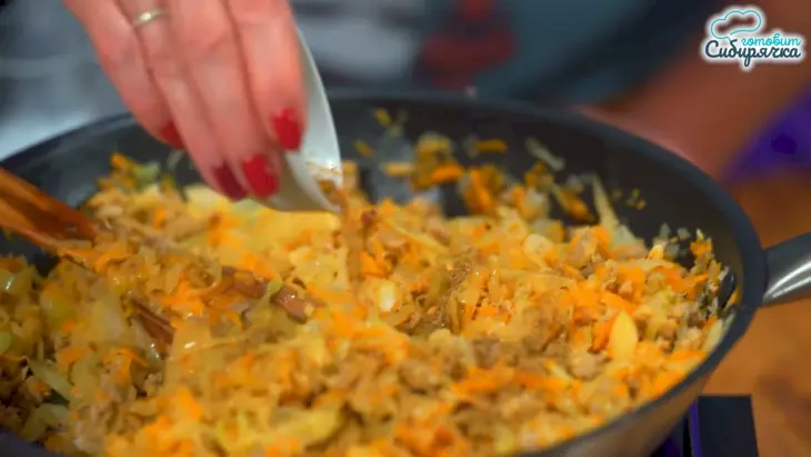 Пирожки с капустой и мясным фаршем из дрожжевого теста в духовке: шаг 6