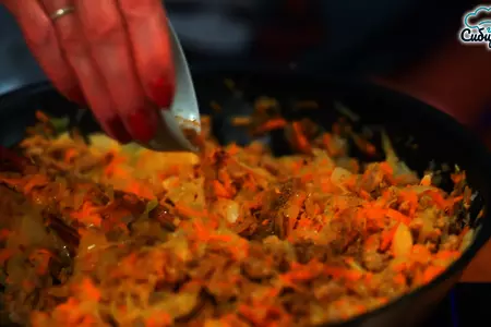 Пирожки с капустой и мясным фаршем из дрожжевого теста в духовке: шаг 6
