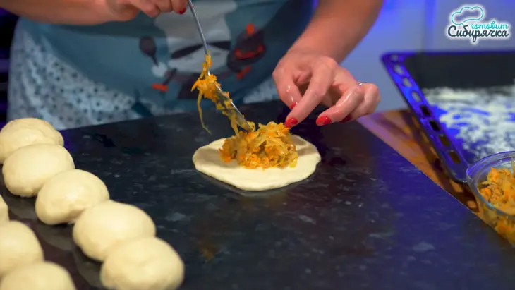Пирожки с капустой и мясным фаршем из дрожжевого теста в духовке: шаг 7