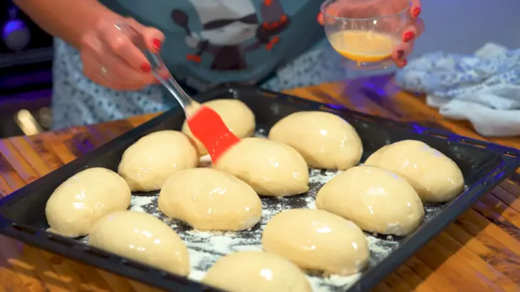 Пирожки с капустой и мясным фаршем из дрожжевого теста в духовке: шаг 8