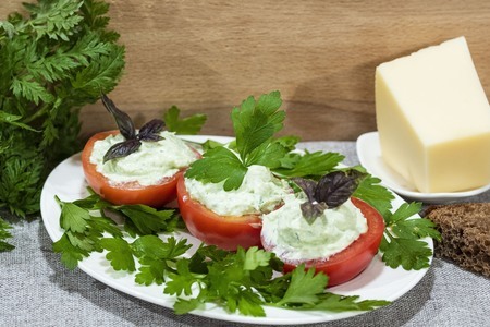 Закуска из фаршированных творогом и сыром помидоров: шаг 9