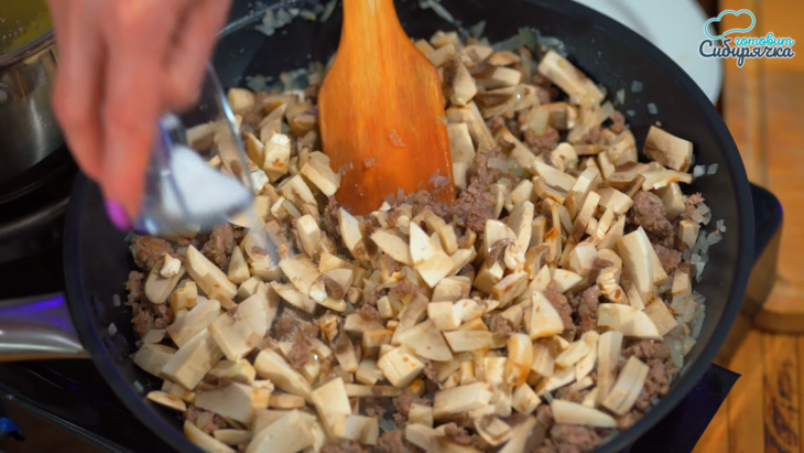 Картофельные зразы с мясным фаршем и грибами: шаг 4