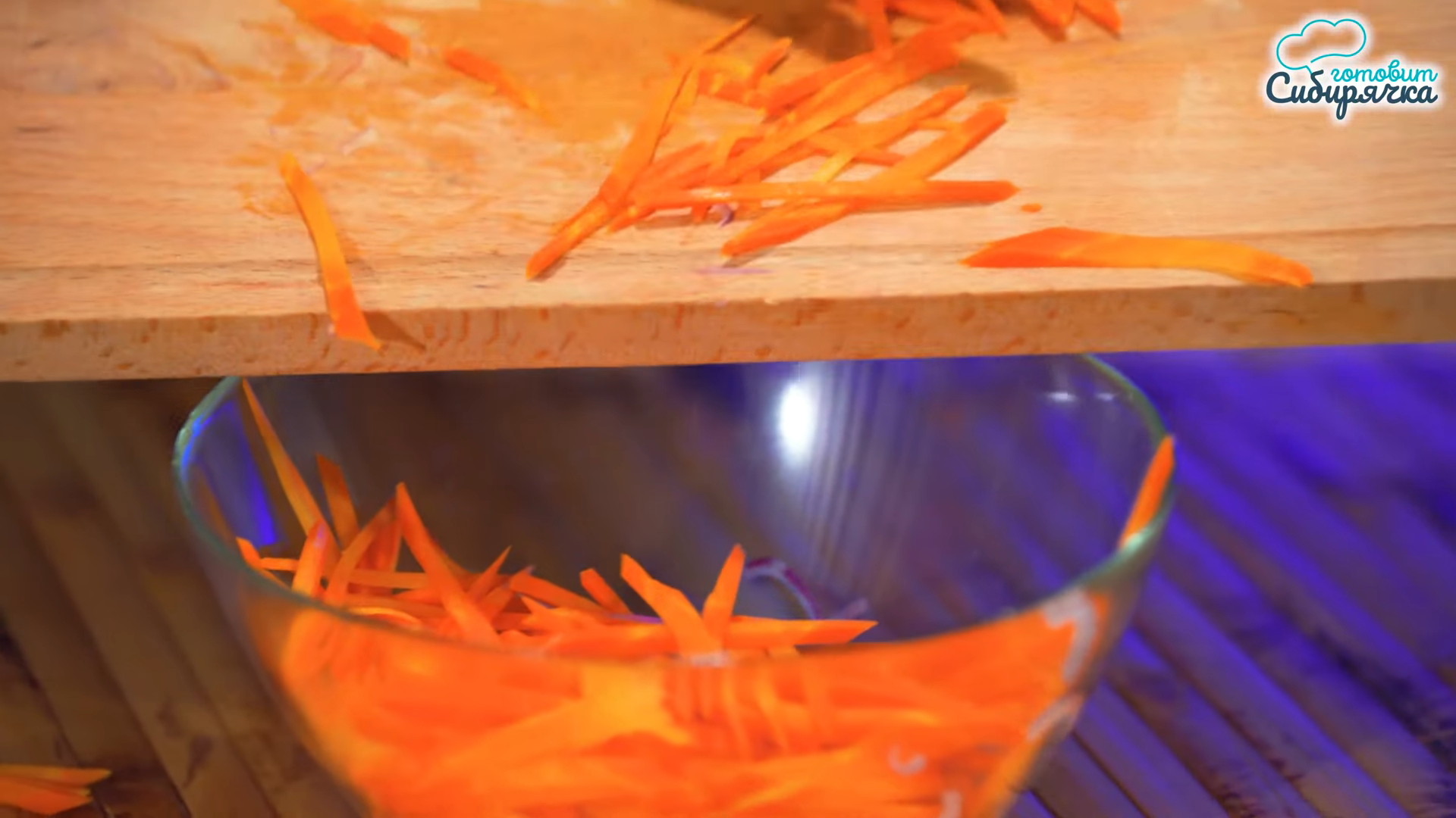 Морковь в соленой воде. Эксперименты с сырой и вареной морковью. Вареная морковь в соленой воде опыт. Чем делают тонкую соломку из моркови и свеклы. Опыт с сырой и вареной морковью 2 класс.