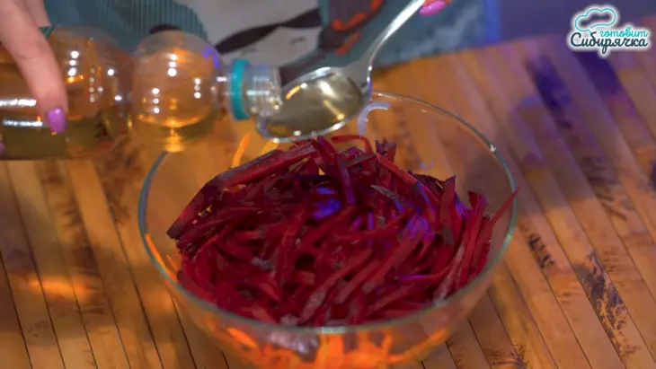Овощной салат из свеклы и вареной моркови с луком: шаг 4
