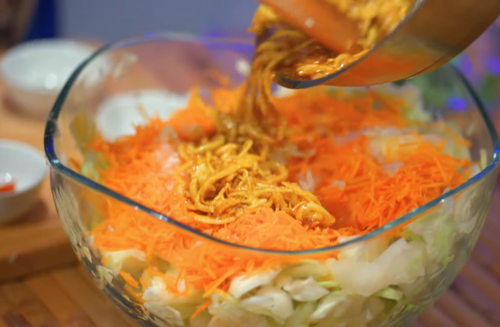 Быстрый салат из капусты с морковью по-корейски: шаг 6