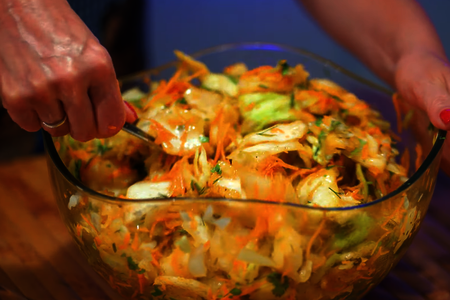 Быстрый салат из капусты с морковью по-корейски: шаг 8