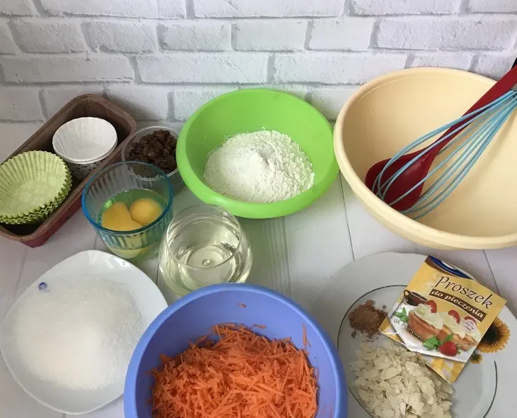 Морковные капкейки с изюмом: шаг 1
