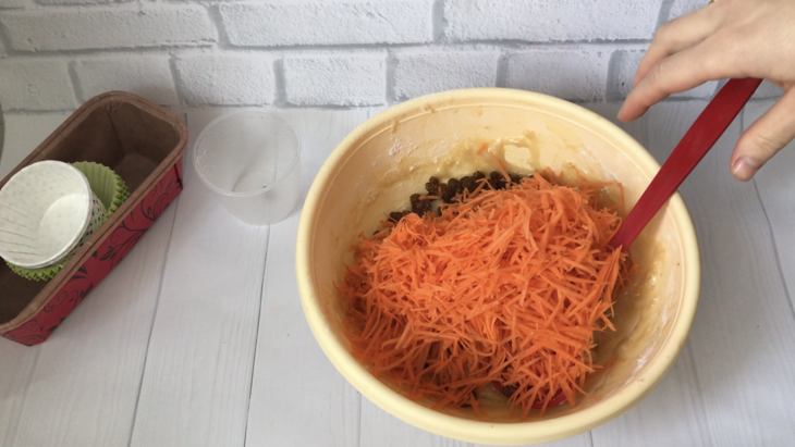 Морковные капкейки с изюмом: шаг 3
