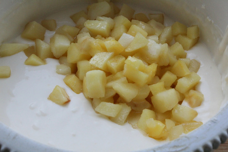 Сладко-соленый чизкейк "сиртаки" с яблоками, карамелью и орехами: шаг 6
