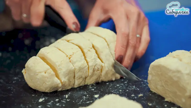 Курники с курицей и картошкой из слоеного теста в духовке: шаг 4