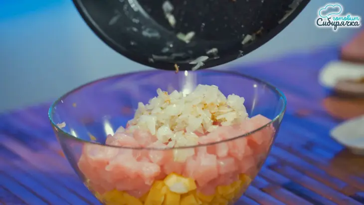 Курники с курицей и картошкой из слоеного теста в духовке: шаг 5