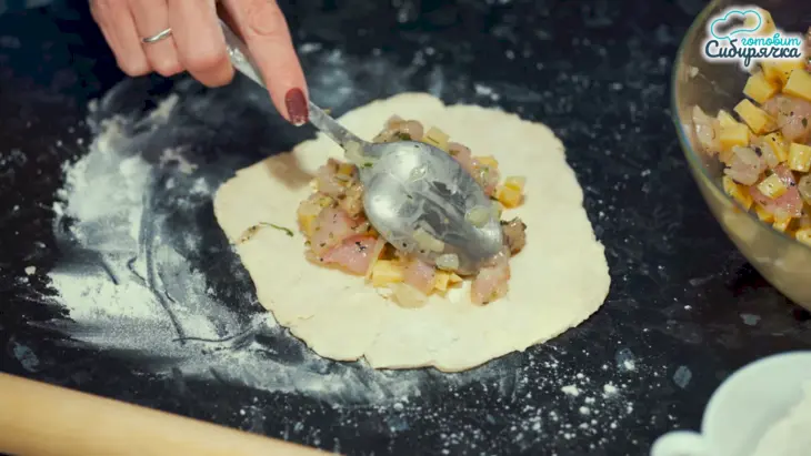 Курники с курицей и картошкой из слоеного теста в духовке: шаг 7