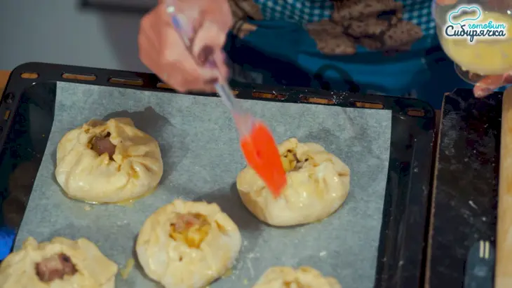 Курники с курицей и картошкой из слоеного теста в духовке: шаг 8