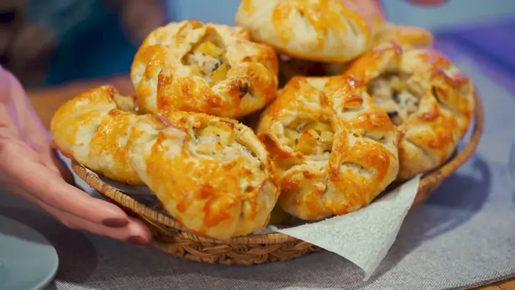 Курники с курицей и картошкой из слоеного теста в духовке: шаг 9