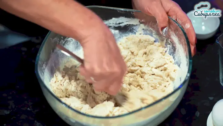 Заварное тесто для пельменей с куриным яйцом на кипятке: шаг 4