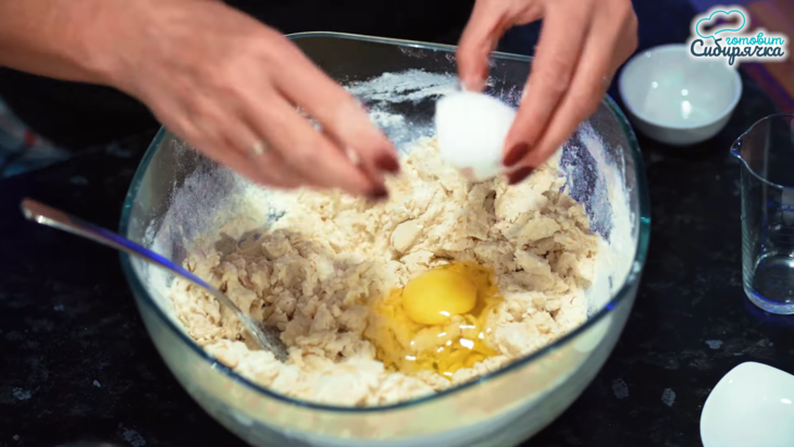Заварное тесто для пельменей с куриным яйцом на кипятке: шаг 5
