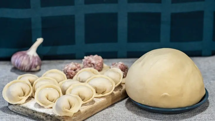 Заварное тесто для пельменей с куриным яйцом на кипятке: шаг 9