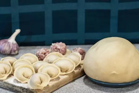 Заварное тесто для пельменей с куриным яйцом на кипятке: шаг 9
