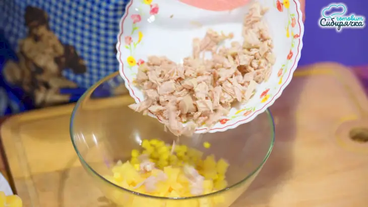 Салаты из запеченной курицы с грибами, сыром и ананасами: шаг 1