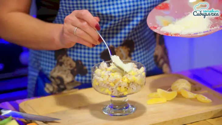 Салаты из запеченной курицы с грибами, сыром и ананасами: шаг 2