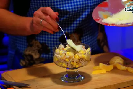 Салаты из запеченной курицы с грибами, сыром и ананасами: шаг 2