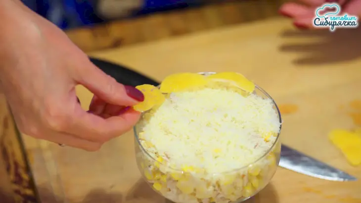 Салаты из запеченной курицы с грибами, сыром и ананасами: шаг 3