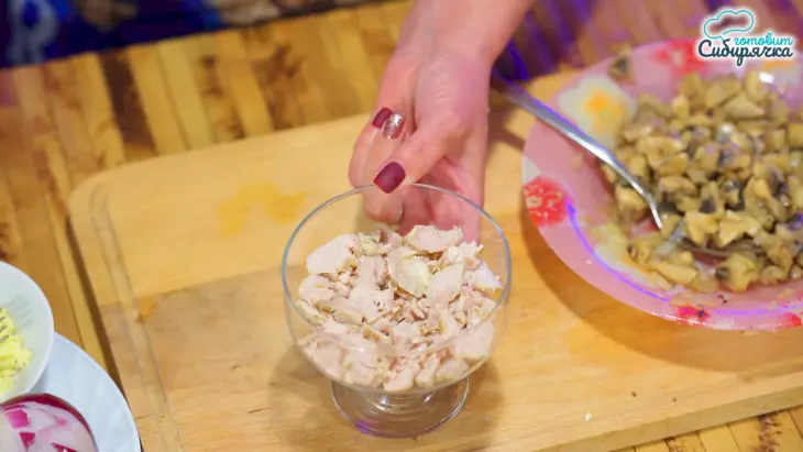 Салаты из запеченной курицы с грибами, сыром и ананасами: шаг 4