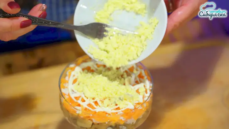 Салаты из запеченной курицы с грибами, сыром и ананасами: шаг 5