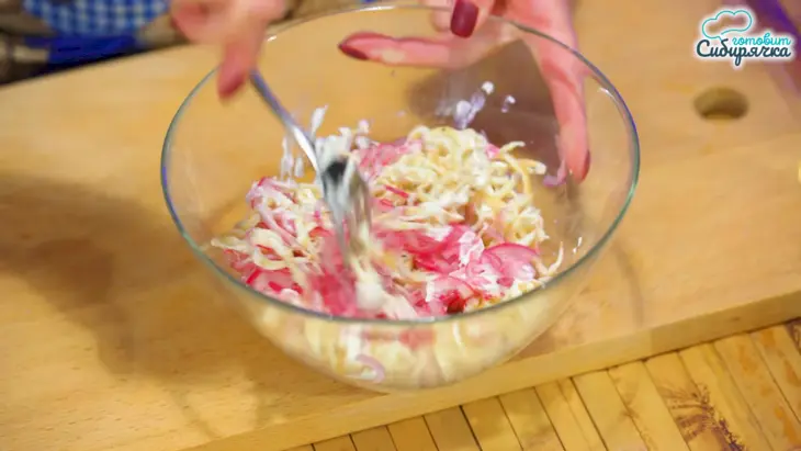 Салаты из запеченной курицы с грибами, сыром и ананасами: шаг 7