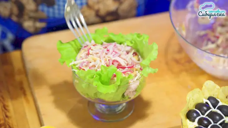 Салаты из запеченной курицы с грибами, сыром и ананасами: шаг 8