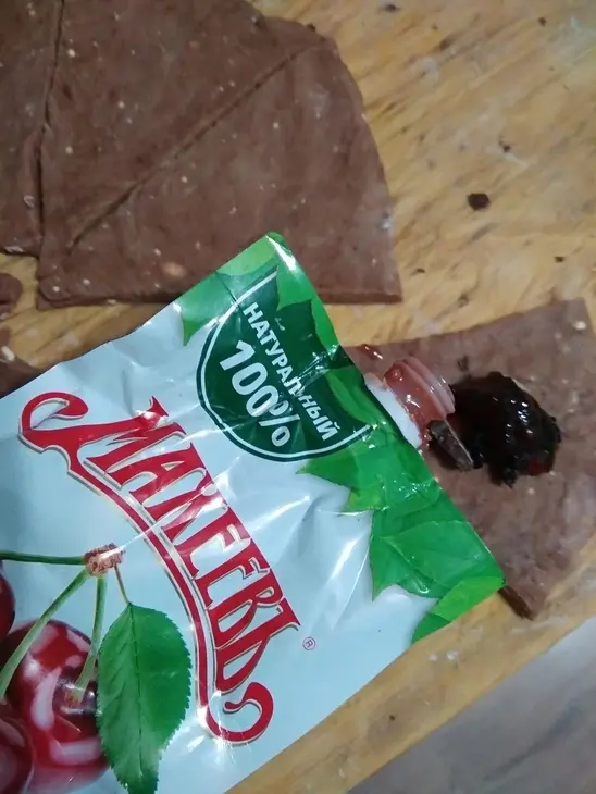 Шоколадные рогалики с шоколадом и вишневым джемом «махеевъ» «кусочки лета»: шаг 5