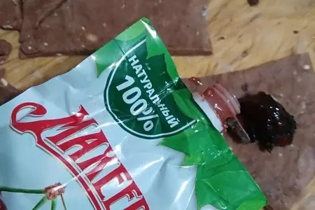 Шоколадные рогалики с шоколадом и вишневым джемом «махеевъ» «кусочки лета»: шаг 5