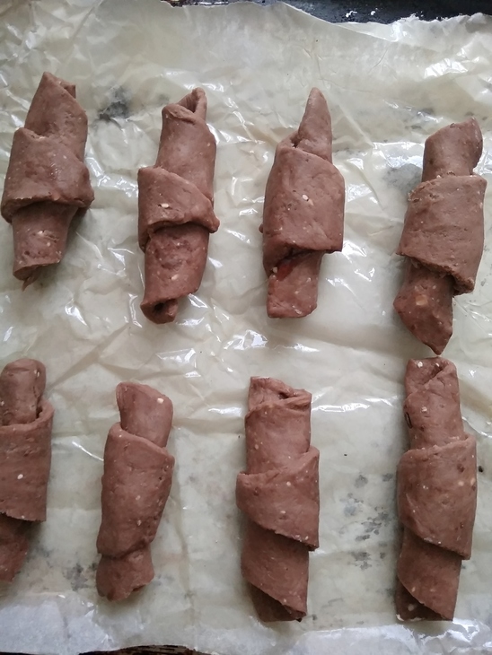 Шоколадные рогалики с шоколадом и вишневым джемом «махеевъ» «кусочки лета»: шаг 6