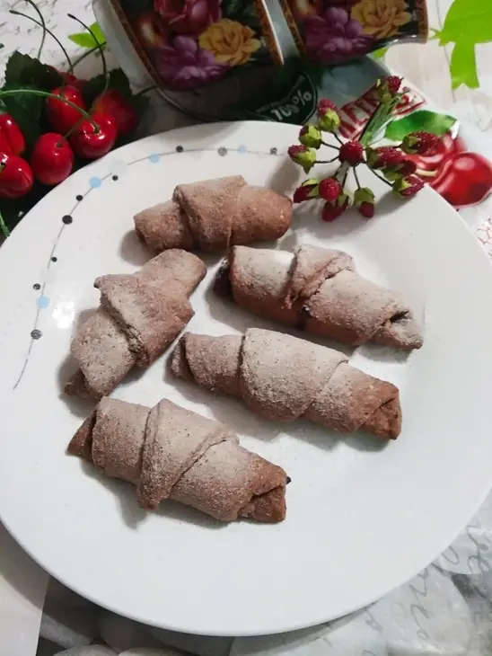 Шоколадные рогалики с шоколадом и вишневым джемом «махеевъ» «кусочки лета»: шаг 7