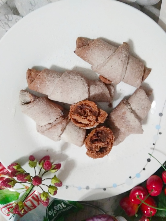 Шоколадные рогалики с шоколадом и вишневым джемом «махеевъ» «кусочки лета»: шаг 8