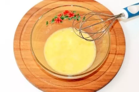 Пирог творожный с клубникой и джемом «махеевъ» «кусочки лета»: шаг 1