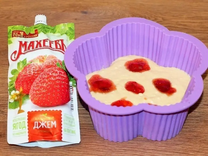 Пирог творожный с клубникой и джемом «махеевъ» «кусочки лета»: шаг 8