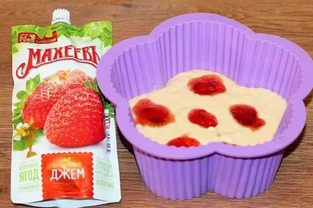 Пирог творожный с клубникой и джемом «махеевъ» «кусочки лета»: шаг 8
