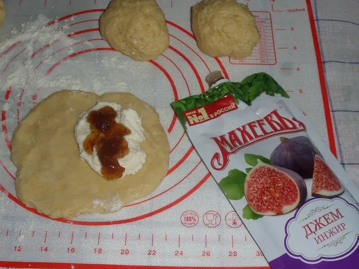Сочни с творогом и джемом «махеевъ» «кусочки лета»: шаг 8
