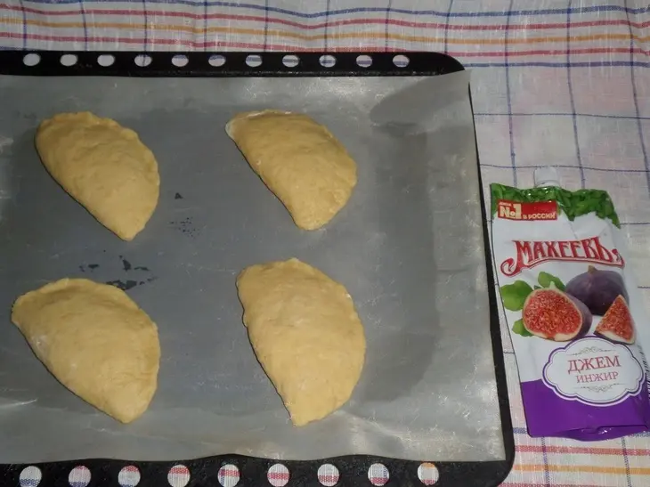 Сочни с творогом и джемом «махеевъ» «кусочки лета»: шаг 10