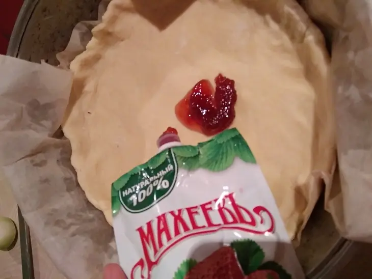 Пирог клубнично - черничный с клубничным джемом «махеевъ» «кусочки лета»: шаг 5