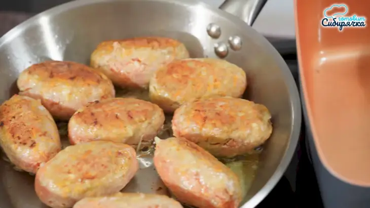 Котлеты из мясного фарша с яйцами под грибным соусом в духовке: шаг 5