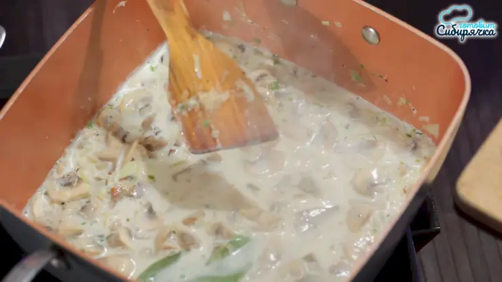 Котлеты из мясного фарша с яйцами под грибным соусом в духовке: шаг 7