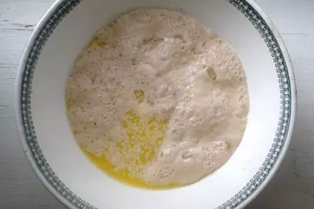 Булочки с кунжутом и джемом «махеевъ» «кусочки лета»: шаг 2