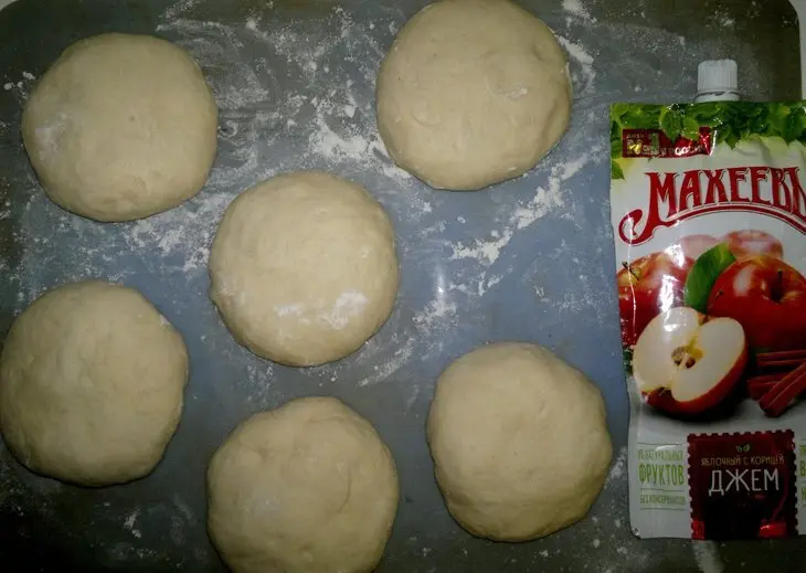 Булочки с кунжутом и джемом «махеевъ» «кусочки лета»: шаг 10