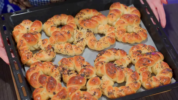 Сладкие сдобные булочки с маком по-домашнему: шаг 9