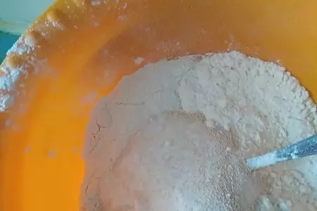 Рулет с корицей и малиновым джемом «махеевъ» «кусочки лета»: шаг 1