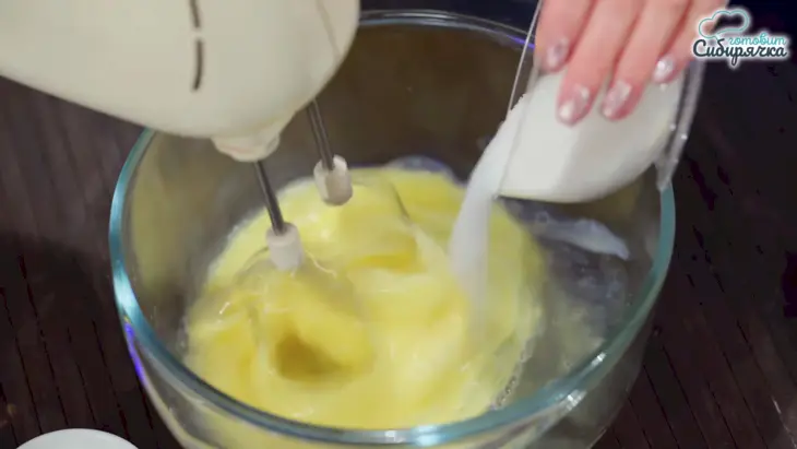 Классическая шарлотка с яблоками и изюмом в духовке: шаг 1