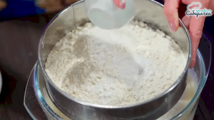 Классическая шарлотка с яблоками и изюмом в духовке: шаг 3